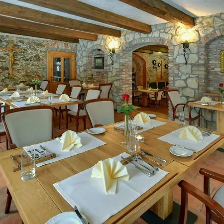 Апартаменты Zamecka Fortovna Obora - Forester House