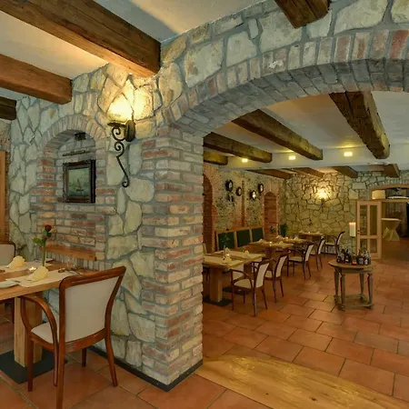 Апартаменты Zamecka Fortovna Obora - Forester House